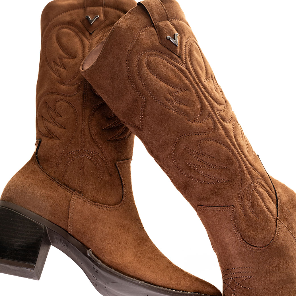 Bota Via Marte Western camurça marrom vista lateral para ajuste e conforto